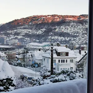 Apartment Spacious And Beautiful In With Free Parking, Bergen